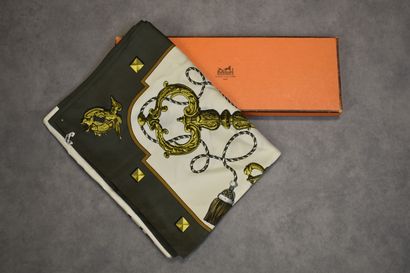 HERMES. Modèle Les clefs. Echarpe en soie...