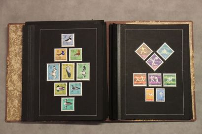 Réunion de douze classeurs de timbres étrangers...