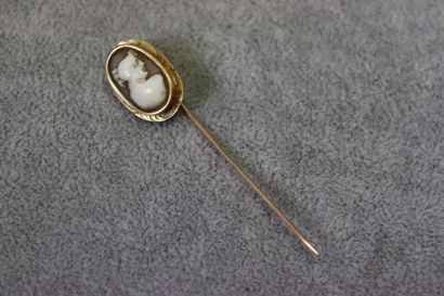 Une épingle à cravate or jaune 750/°° avec...