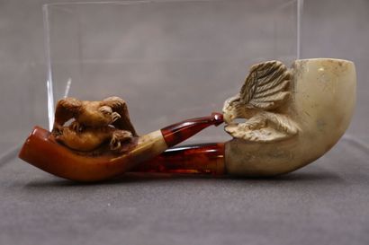 Réunion de deux pipes en écume de mer à décor...