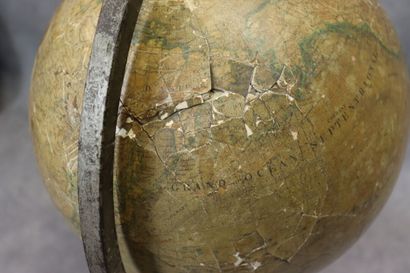 J. LEBEQUE et Cie. Map monde sur pied en...
