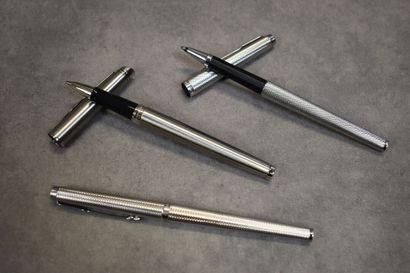 WATERMAN. Paire de stylos en métal argenté....