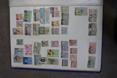 Réunion de 9 albums de timbres tous pays....
