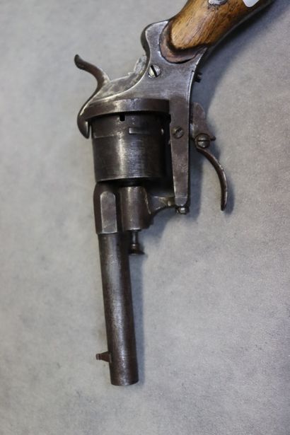 Revolver, barillet à six coups, queue de...