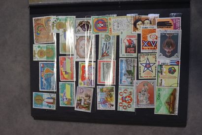Réunion de 8 albums de timbres tous pays....