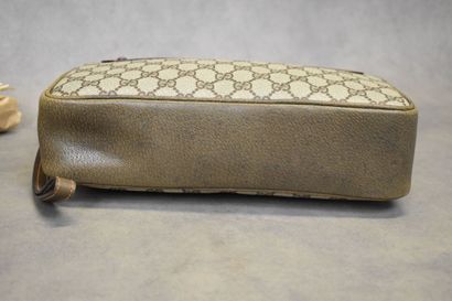 GUCCI. Trousse de toilette en toile enduite...