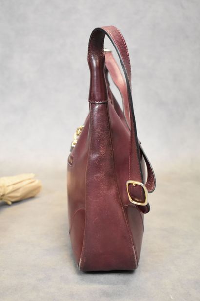 HERMES. Sac Trim en veau box rouge, fermeture...