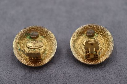 CHANEL. Paire de clips en métal doré et perles...