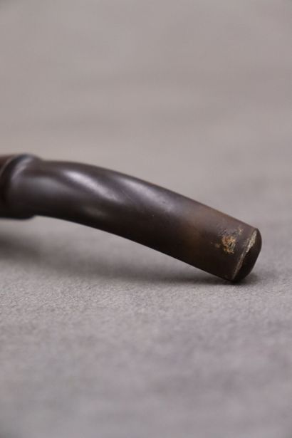 Importante pipe en bois. Longueur: 16cm.