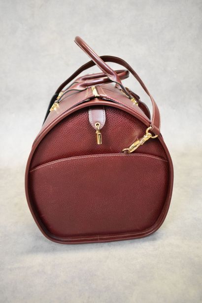 CARTIER. Grand sac de voyage en cuir grainé...