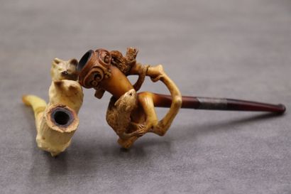 Réunion de deux pipes en écume de mer à décor...