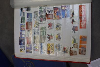 Réunion de 9 albums de timbres tous pays....