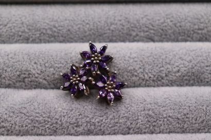 Une bague argent 925/°° motifs fleurs améthystes...