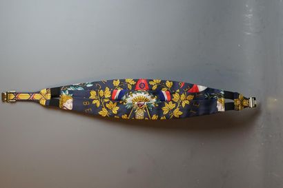 HERMES. Ceinture de smoking en soie imprimée...