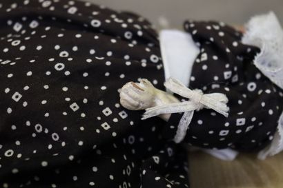 Réunion de deux petites poupées avec têtes...
