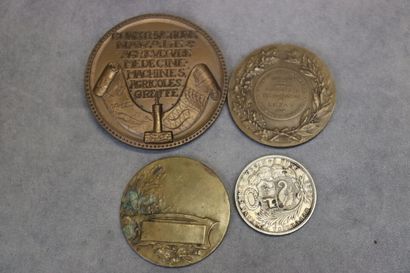 Réunion de trois médailles en bronze et un...