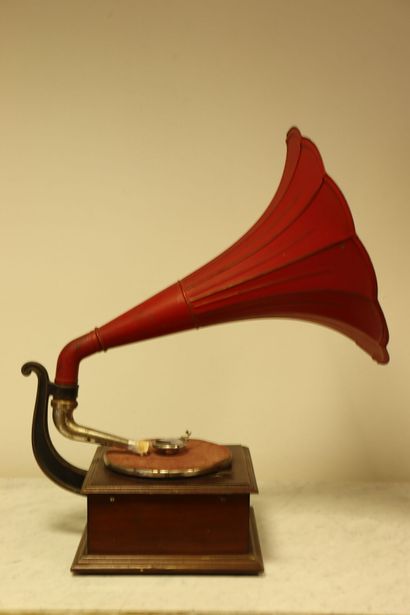 DIAMOND. Gramophone, porte la marque Diamond...