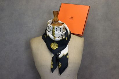 HERMES. Modèle Les clefs, carré en soie design...