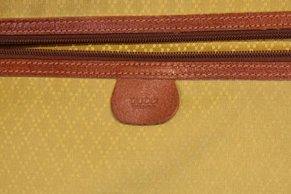 GUCCI. Valise en cuir marron, intérieur tissu...