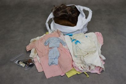 Réunion d'accessoires pour poupée comprenant...