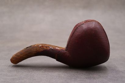 Une pipe en écume de mer avec son écrin (usure)....