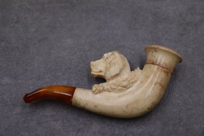 Réunion de trois pipes en écume de mer à...