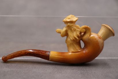 Réunion de deux pipes en écume de mer à décor...
