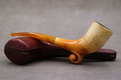 Une pipe en écume de mer avec son écrin....