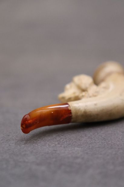 Réunion de trois pipes en écume de mer à...