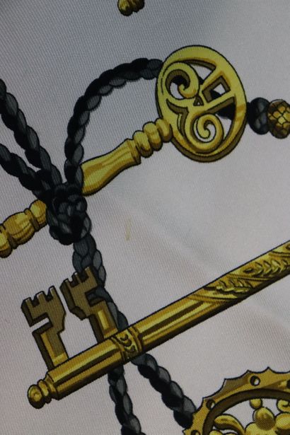 HERMES. Modèle Les clefs, carré en soie design...