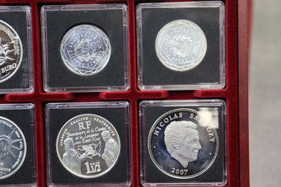 Un coffret comprenant 22 pièces France, francs...