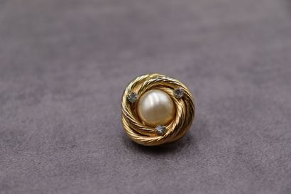 CHANEL. Paire de boucles d'oreilles clips...