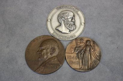 Réunion de deux médailles en bronze et une...