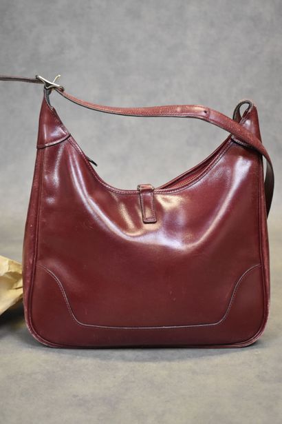 HERMES. Sac Trim en veau box rouge, fermeture...
