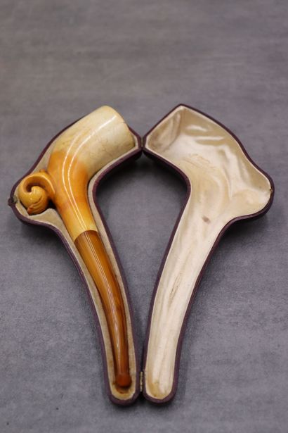 Une pipe en écume de mer avec son écrin....