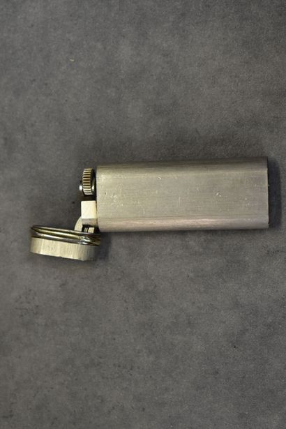 CARTIER. Briquet en acier avec monogramme...