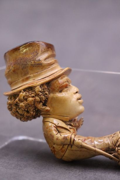 Une pipe en écume de mer à décor de personnage....
