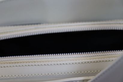 ESCADA. Sac à main en cuir blanc, bijouterie...
