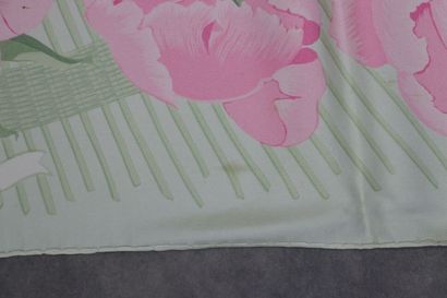 HERMES. Modèle Les pivoines, carré en soie...