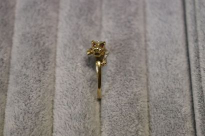 Une bague or jaune 750/°° en forme de lion....
