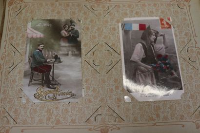 Un album de 250 cartes postales anciennes,...