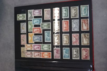 Réunion de trois classeurs de timbres neufs...