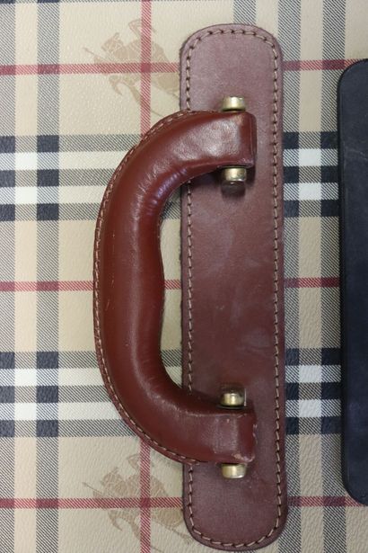 BURBERRY. Valise souple en toile enduite...