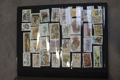 Réunion de 7 albums de timbres comprenant:...