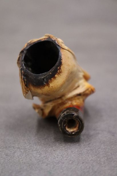 Réunion de d'une pipe et un foyer en écume...