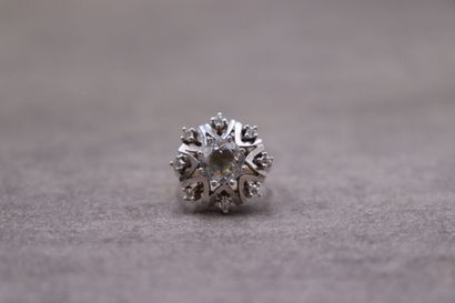 Une bague or gris 585/°° entourage pierres...