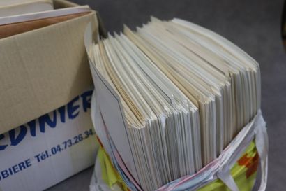 Réunion de matériel et albums vides à compléter....