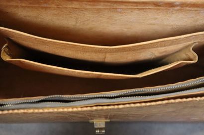 Sac à main en cuir camel, fermeture par bouton...