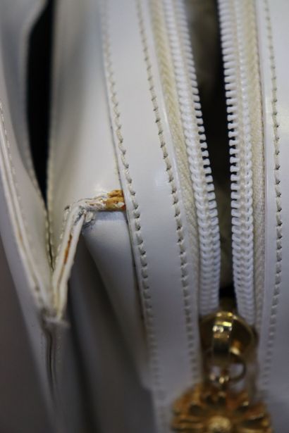 ESCADA. Sac à main en cuir blanc, bijouterie...