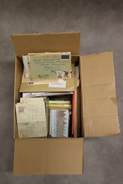 Réunion de divers albums de timbres étrangers,...